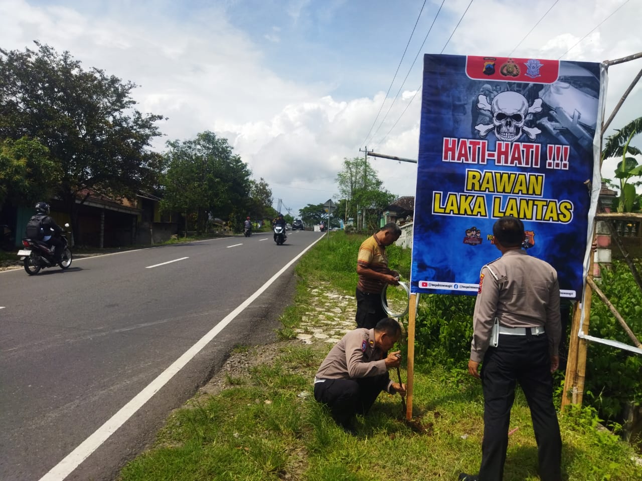 Satlantas Polres Wonogiri Pasang Rambu Peringatan di Titik Rawan Kecelakaan