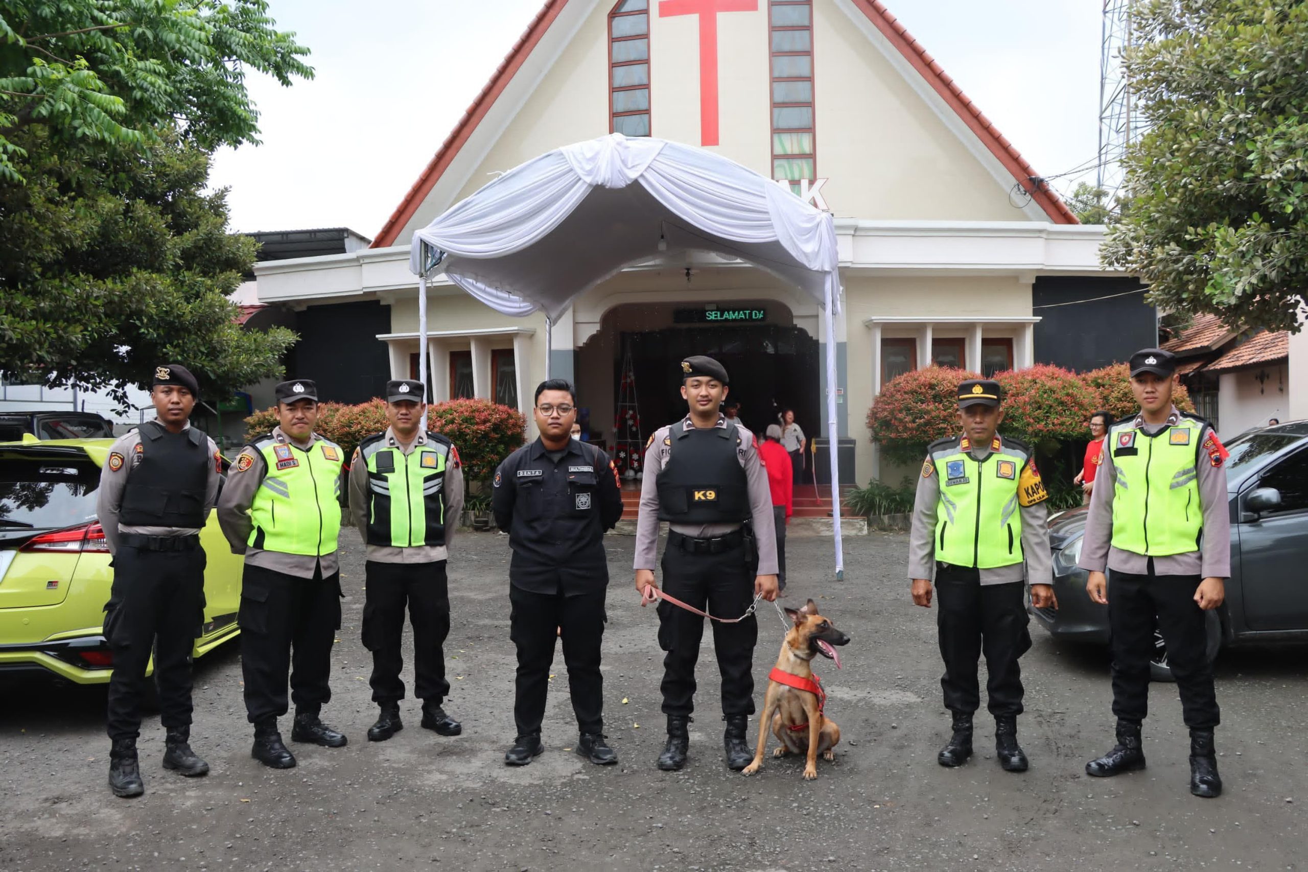 Terjunkan Anjing Pelacak, Polres Demak Lakukan Sterilisasi