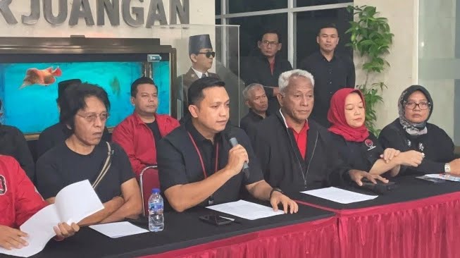Ketua DPP PDIP bidang Reformasi Sistem Hukum Nasional, Ronny Talapessy menyampaikan keterangan di Kantor DPP PDIP Jakarta, Selasa (24/12/2024).