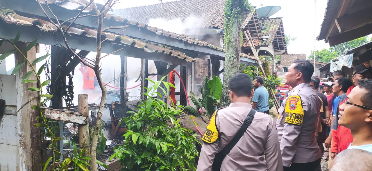 Ditinggal pergi, sebuah rumah di Kupang Ambarawa alami kebakaran