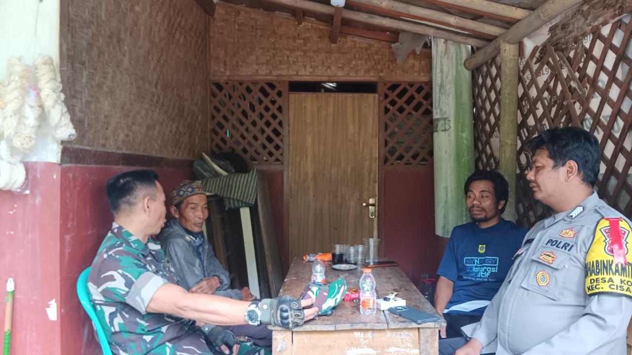 Sinergitas TNI Polri Wilayah Hukum Polsek CSR (Cisarua) Polres Bogor Desa Kopo Giat Cooling Sistem Sambang Tokoh Masyarakat Beri Himbauan Dan Ajak Jaga Kamtibmas Agar Kondisi Wilayah Kondusif Selama Perayaan Natal 2024 Dan Menyambut Tahun Baru 2025