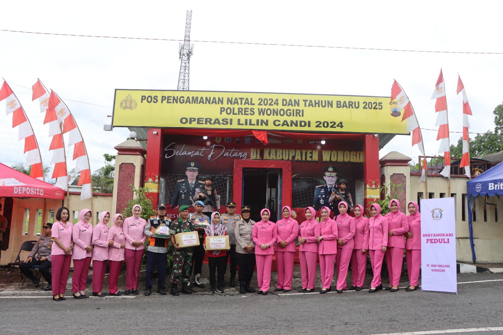 Dukung Pengamanan Nataru, Bhayangkari Cabang Wonogiri Bagi Bingkisan di Pospam Nataru