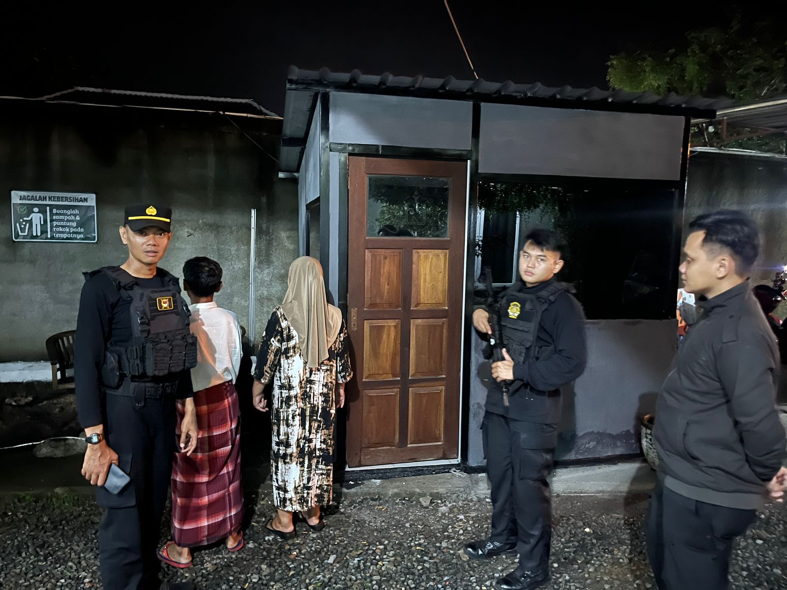 Parah ! Dimabuk Asmara Sejoli Ini Pesta Miras di Pinggir Pantai Jepara