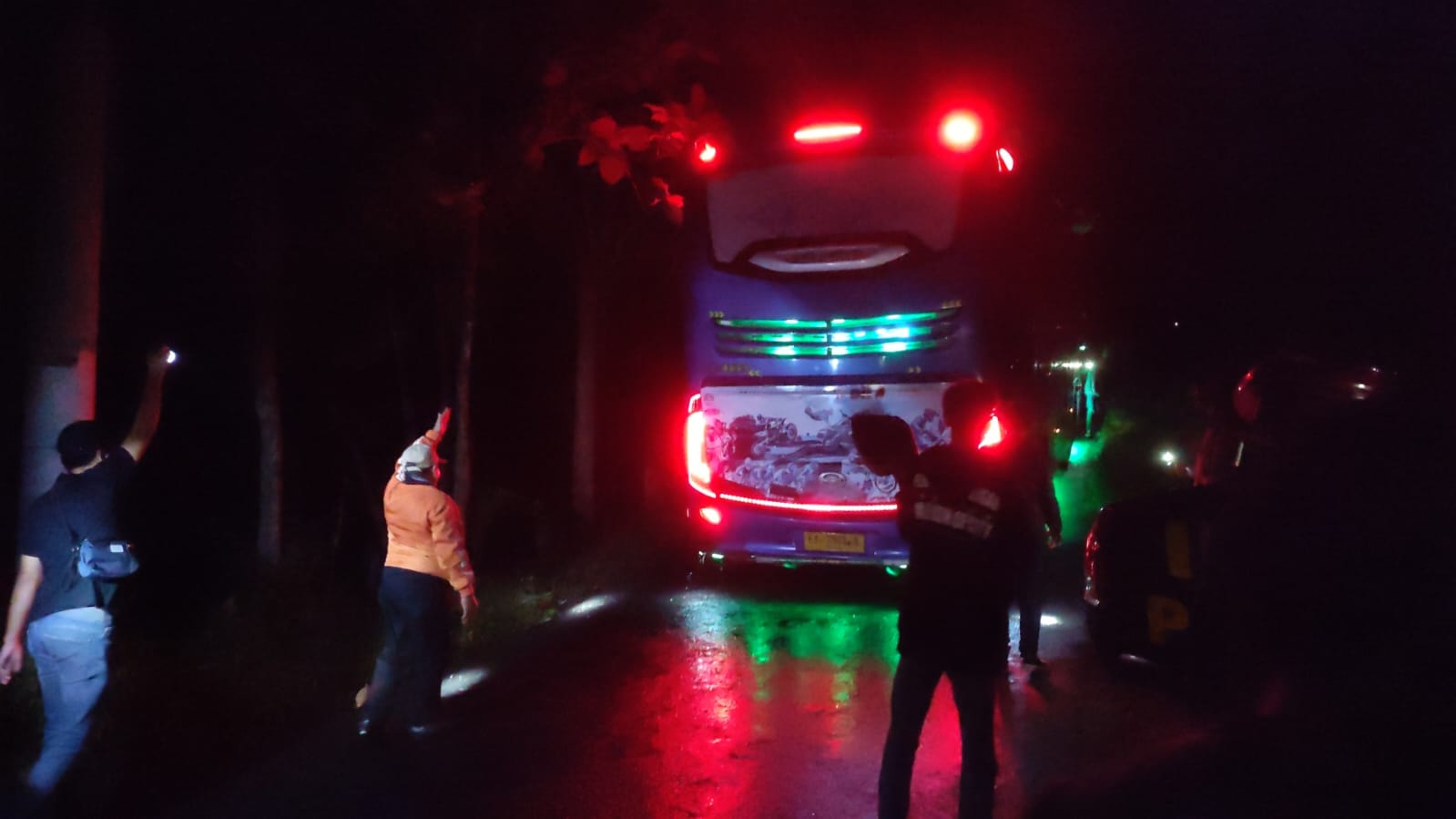 Polisi Evakuasi 2 Bus Pariwisata Tersesat di Hutan Tunggangan
