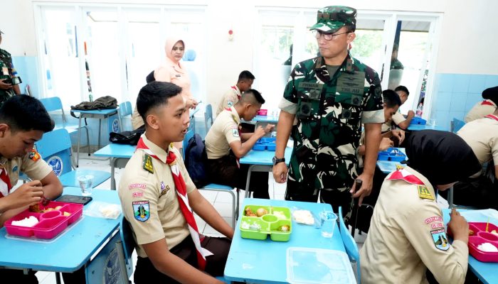 Lanud Iswahjudi Dukung Generasi Emas Indonesia, Gelar Program Makan Siang Bergizi untuk Pelajar