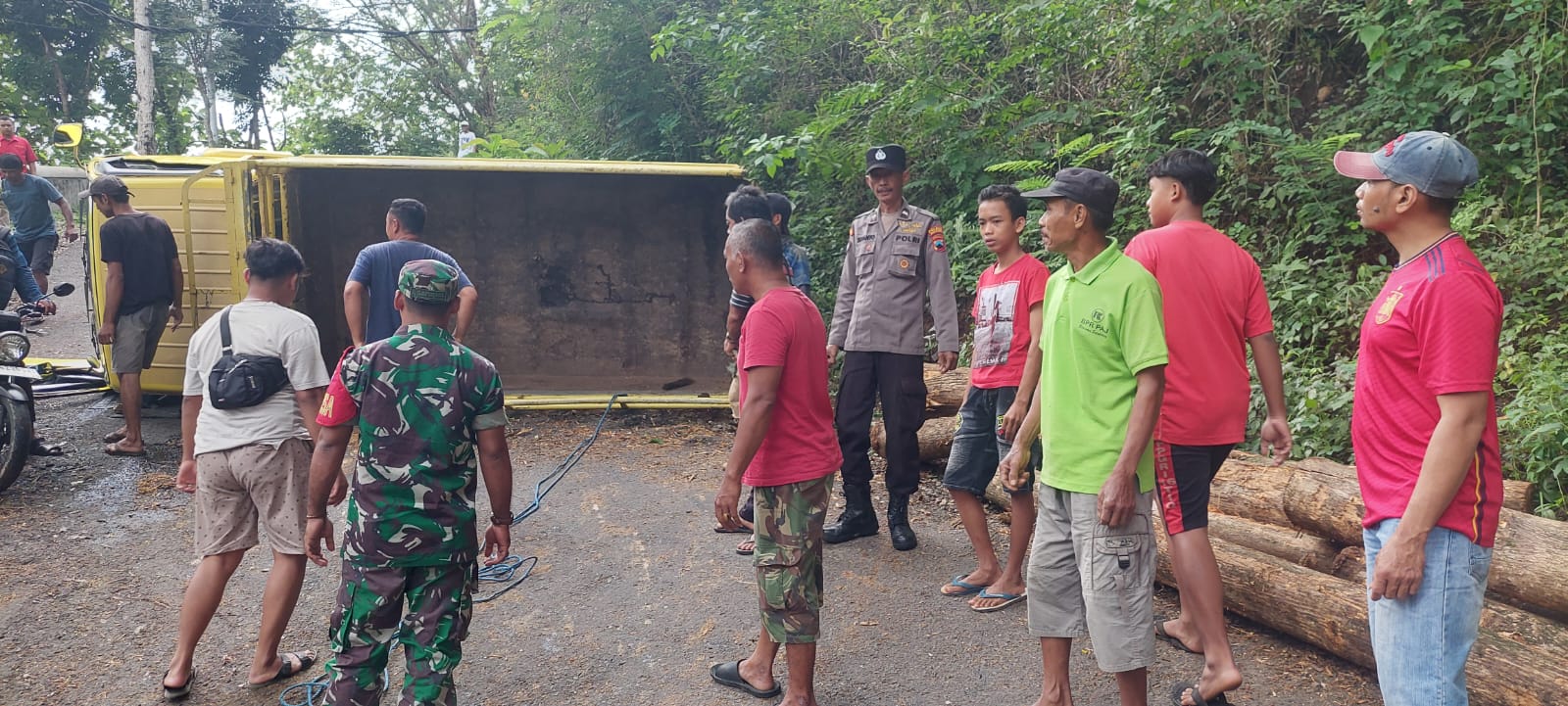 Polisi Evakuasi Truk Terguling di Hutan Tunggangan