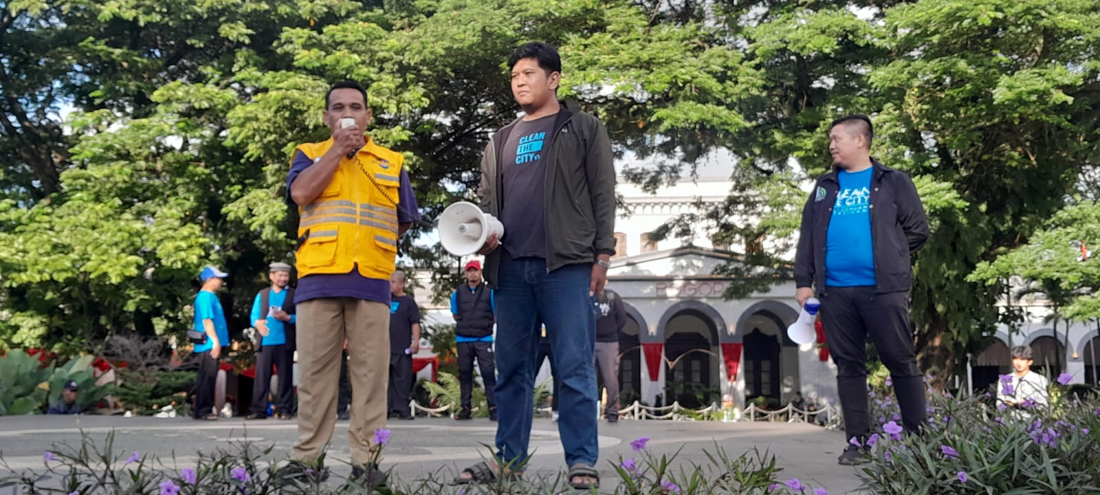 Aksi Nyata "Gerakan Sadar Bersih" di Kampanyekan Komunitas Clean The City di Alun-alun kota Bogor