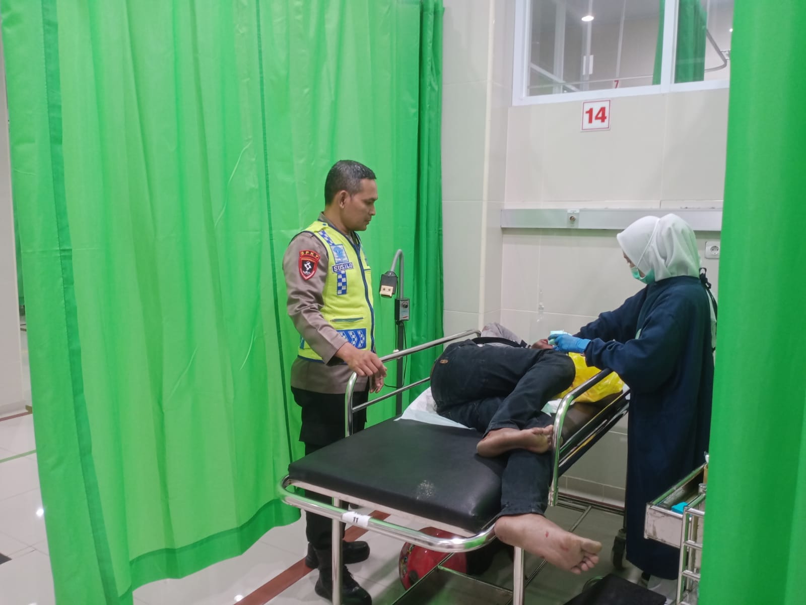 Polisi Olah TKP Lakalantas Pemotor Dengan Pejalan Kaki di Pracimantoro