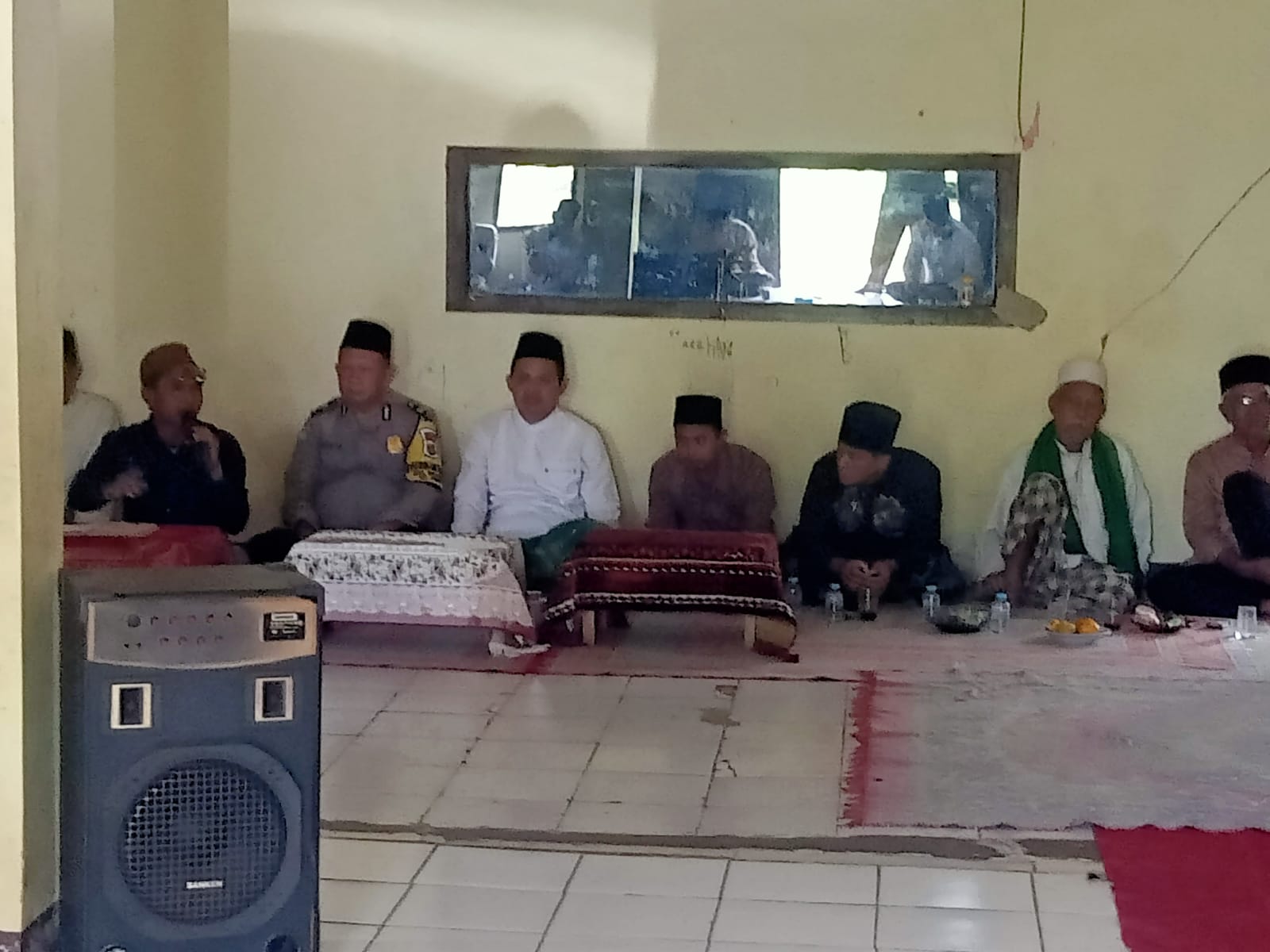 Bhabinkamtibmas Wilayah Hukum Polsek Rumpin Polres Bogor Giat Cooling Sistem Hadiri Kegiatan Warga Masyarakat Beri Pesan Dan Ajak Jaga Kamtibmas Untuk Terciptanya Silahturahmi Dan Kondisi Wilayah Kondusif Aman Dari Gangguan Kamtibmas