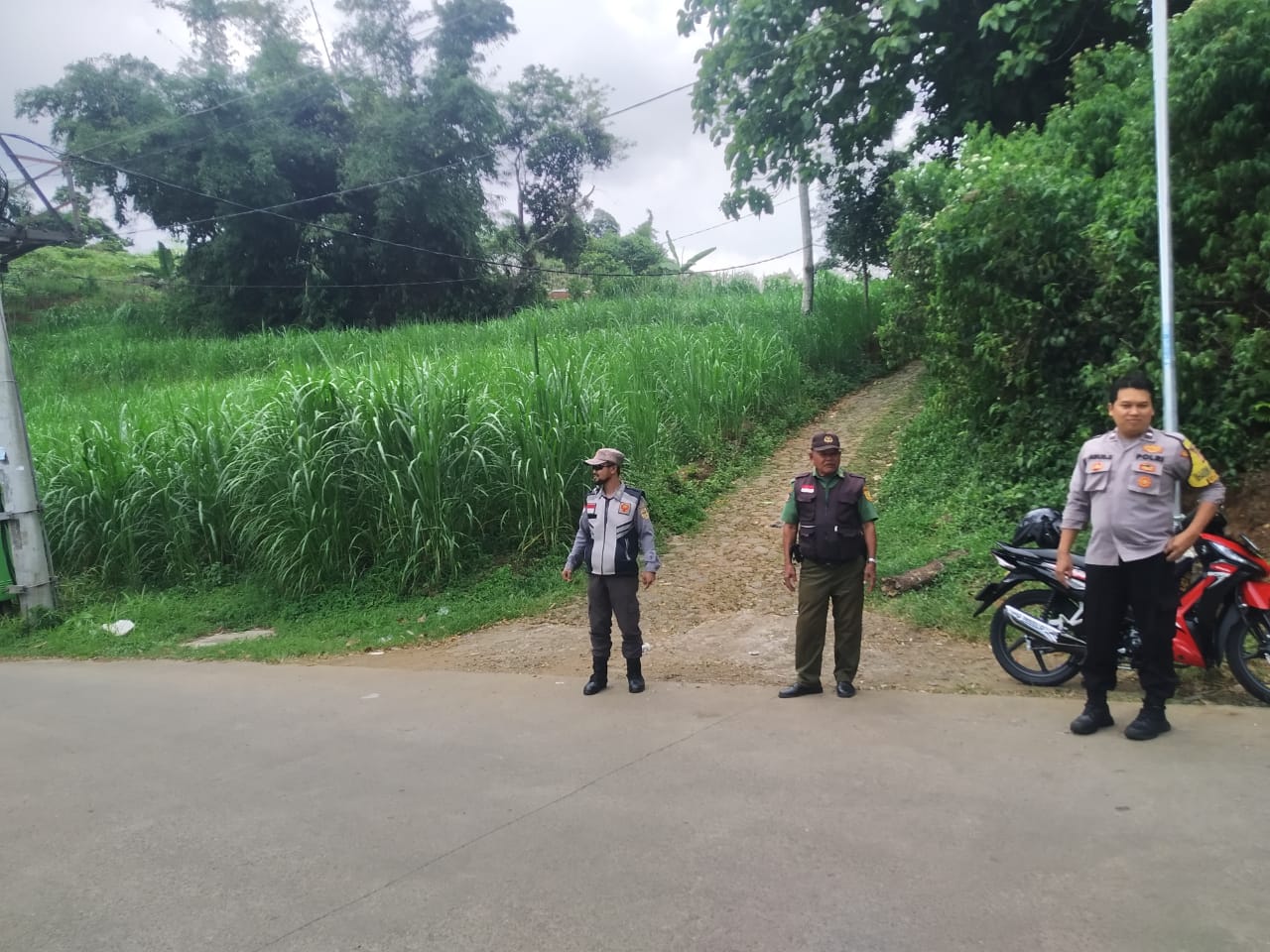 Bhabinkamtibmas Wilayah Hukum Polsek Megamendung Bersama Instansi Terkait Kecamatan Megamendung Antisipasi Prmanisme Di Jalur Alternatif Puncak - Jakarta Antisipasi Gangguan Kamtibmas Dan Cipta Kondisi Wilayah Kondusif Aman