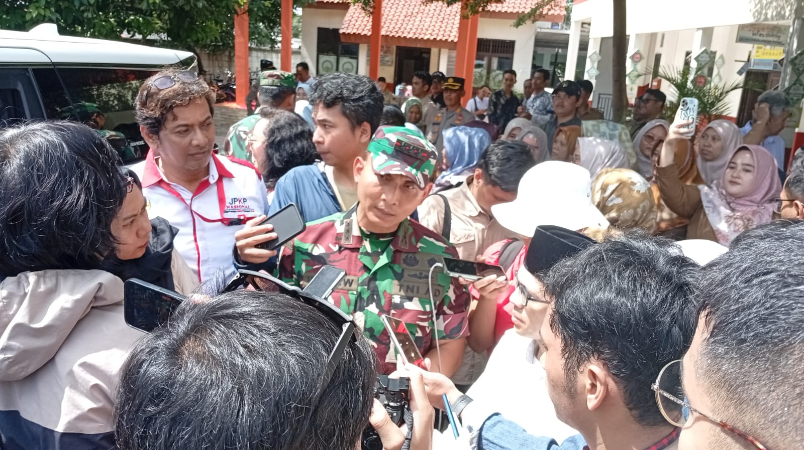 Peluncuran Program Makan Bergizi Gratis di Depok, Menteri Meutya Hafid Tinjau Langsung Dapur MBG