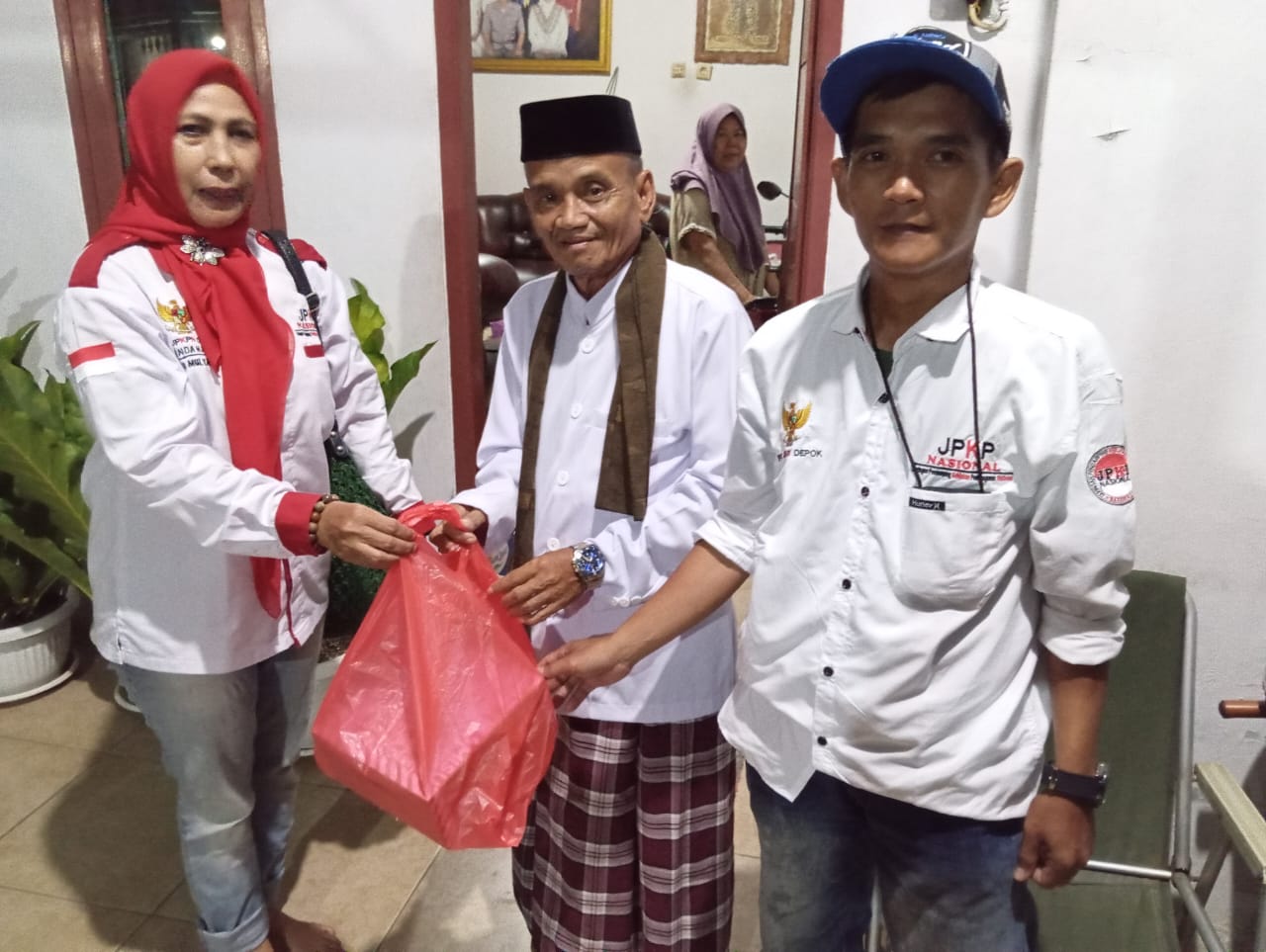 Ketua JPKP Nasional dan Jajaran DPC Depok Kunjungi Haji Zarkasih, Tokoh Masyarakat Sukamaju