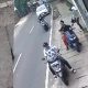 Kedua Santri Saat Di Perintahkan Turun dari Motornya oleh para pelaku Didaerah Joglo Jakarta Barat, Senin 13/1/2025 (foto : Tangkapan CCTV)