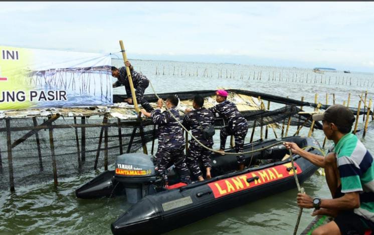 TNI AL Manunggal Bersama Rakyat, Membongkar Pagar Bambu Sabtu 19/1/2025 (Foto : doc AL)