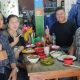 Andrico Goliath bersama Pelanggan Mie Yanti Otengnya di Lokasi Kuliner Miliknya Karawaci Kota Tangerang