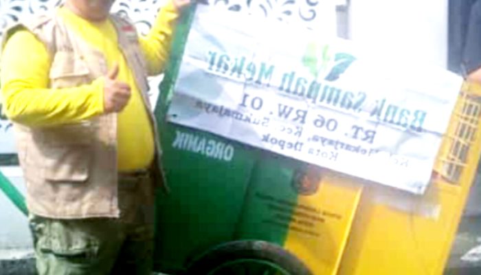 DLHK Kota Depok Hibahkan Gerobak untuk Bank Sampah Mekar