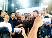 Pembacaan Putusan Sengketa Pemilu Ribka Tjiptaning: Spanduk “Tenda Biru” dan Nyanyian Warnai Suasana