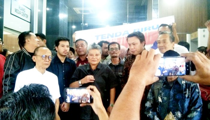 Pembacaan Putusan Sengketa Pemilu Ribka Tjiptaning: Spanduk “Tenda Biru” dan Nyanyian Warnai Suasana
