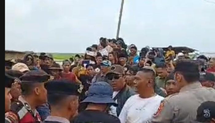 Salah seorang Massa yang mendukung Pik2 dilerai oleh Petugas Sabtu (1/2/25)