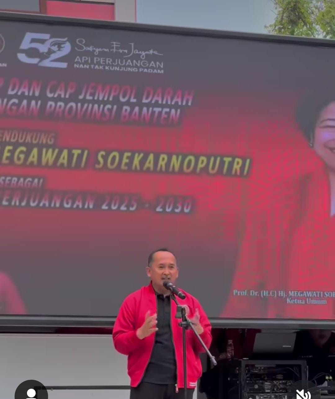 H.Ade Sumardi,SE Ketua DPD PDIP Provinsi Banten, saat orasi di Mimbar Bebas Minggu (2 /2/25)