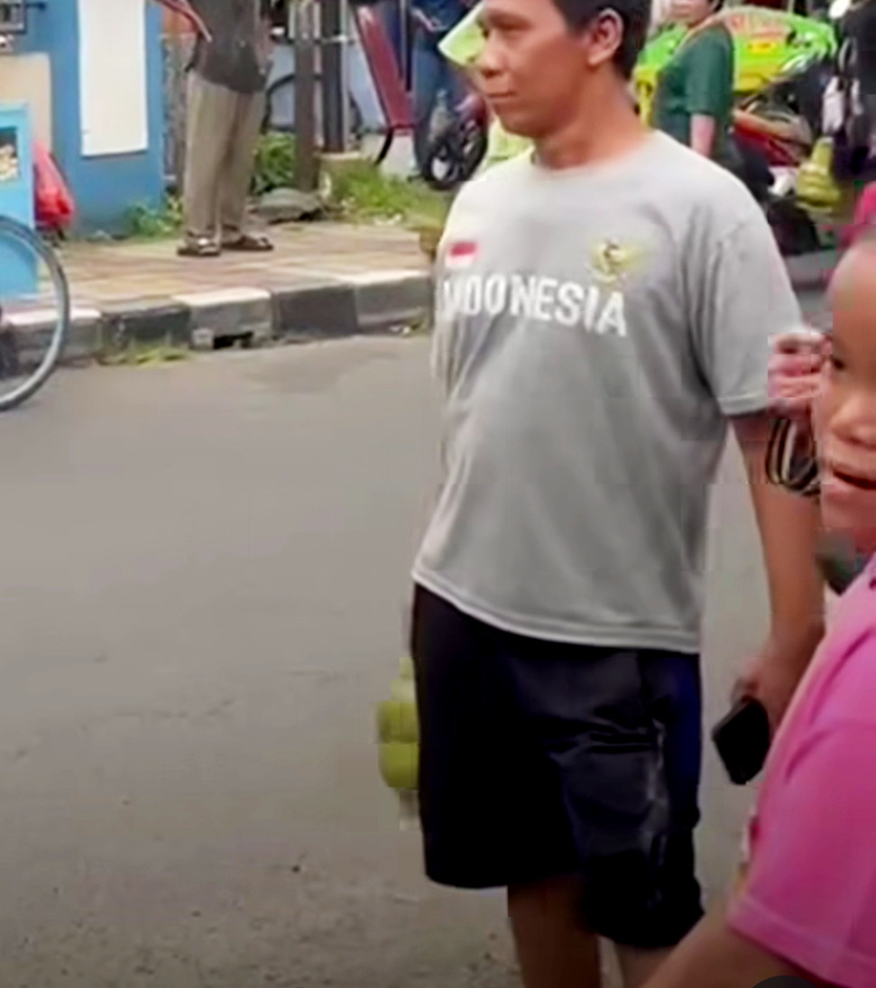 Salah satu warga Cibodas Kota Tangerang bernama Nuryang merupakan pedagang nasi
kuning berharap pemerintah tidak
melarang pengecer menjual gas
LPG 3 Kg.
