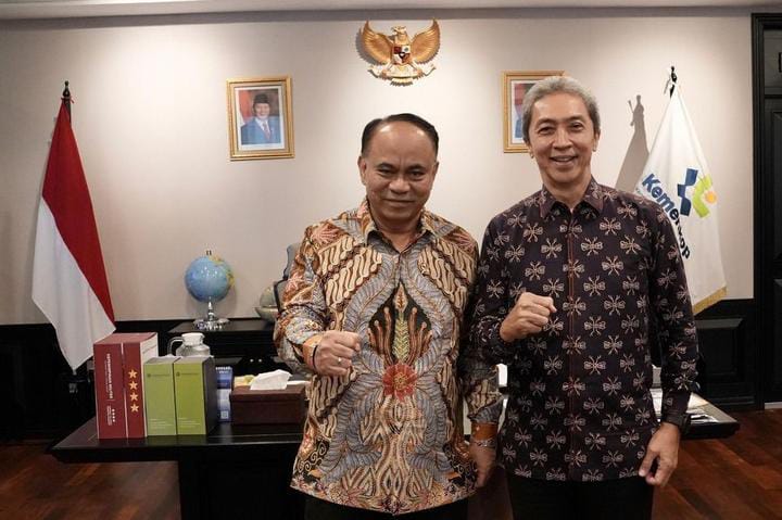 Menkop Budi Arie foto bersama Wali Kota Bogor terpilih Dedie Rachim dalam pertemuan di Jakarta, Senin (10/2/2025). (Tim Dedie Rachim).