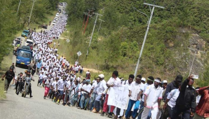 Longmarch pada Aksi Aliansi Pelajar Se Kabupaten Paniai menolak program Makan Bergizi Gratis (MBG) .