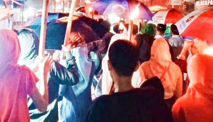 Semangat Tak Padam, Warga Mekarjaya Gelar Pawai Obor Sambut Ramadan 1446 H Meski Diguyur Hujan