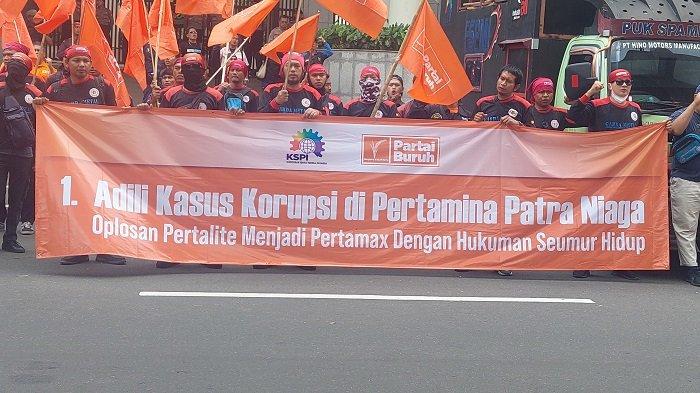 Ratusan Masa Aksi Buruh Menggelar Unjuk Rasa didepan Kejaksaan Agung Jakarta Selatan Jumat (28/2/2025)