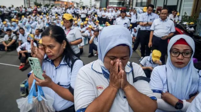Buruh dan Karyawan mendengarkan Pidato Dari Direksi Perusahaan di Pabrik Sri Rejeki Isman Tbk (Sritex) di Sukoharjo, Jawa Tengah, Jumat (28/2/2025).