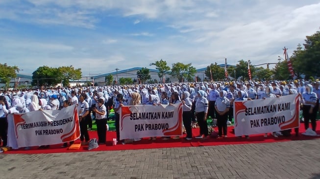 Ribuan buruh PT Sritex Tbk saat mengikuti Istighosah Akbar dan mimbar terbuka.