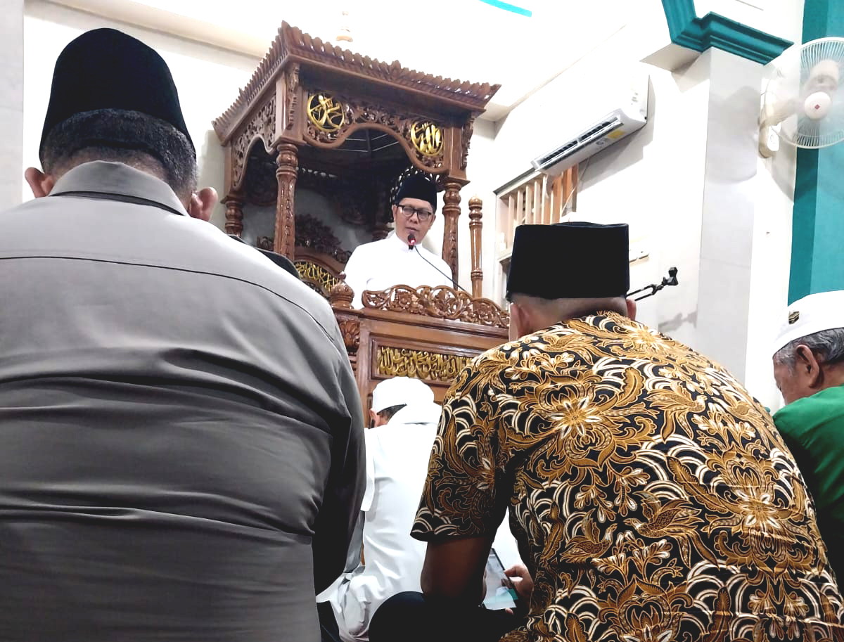 H.Maryono Hasan, Wakil Walikota Tangerang saat memberikan Kultum serta Sambutan dalam Rangka *Tarawih Keliling* di Masjid Jami Da'arul Ilmi, Larangan Selatan, Kota Tangerang Kamis (13/3/2025).
