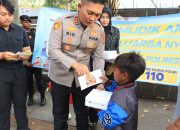 Polres Bogor Bagikan Takjil Dan Stiker “Mudik Aman Keluarga Nyaman” Dan Himbauan Layanan 24 Jam Call Center 110 Polres Bogor