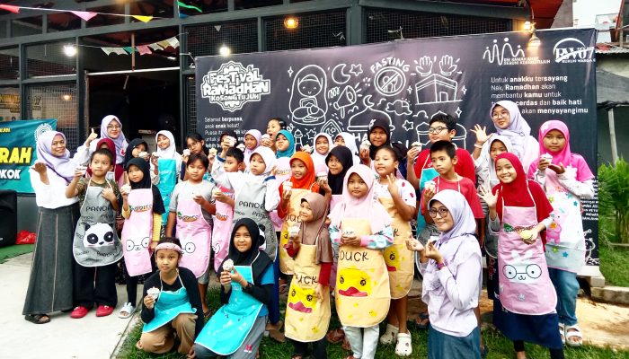 Ngabuburit Seru di Taman Warga Mekarjaya: Anak-Anak Antusias Belajar Menghias Cupcake