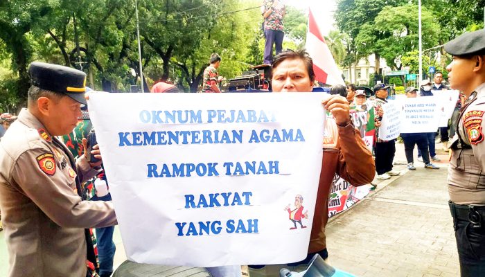 Kementerian Agama Bungkam, Ratusan Massa Laskar Merah Putih Geruduk Gedung Kemenag