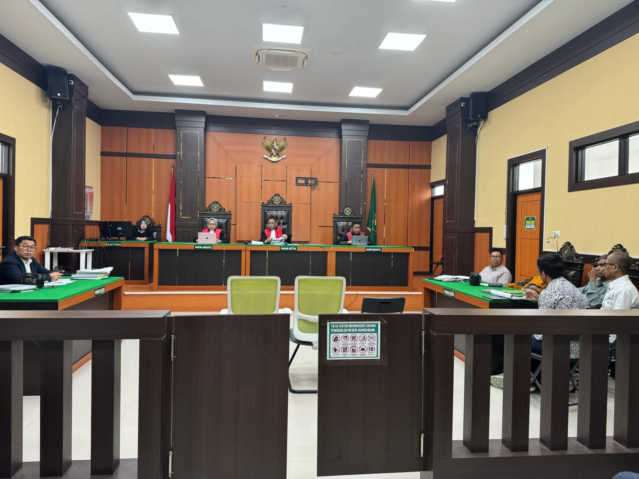 Majelis Hakim Pengadilan Negeri Bangkinang yang dipimpin Hakim Soni Nugraha saat memimpin jalannya sidang gugatan wanprestasi Koppsa-M di Pengadilan Negeri Bangkinang, Kabupaten Kampar, Riau beberapa waktu lalu.