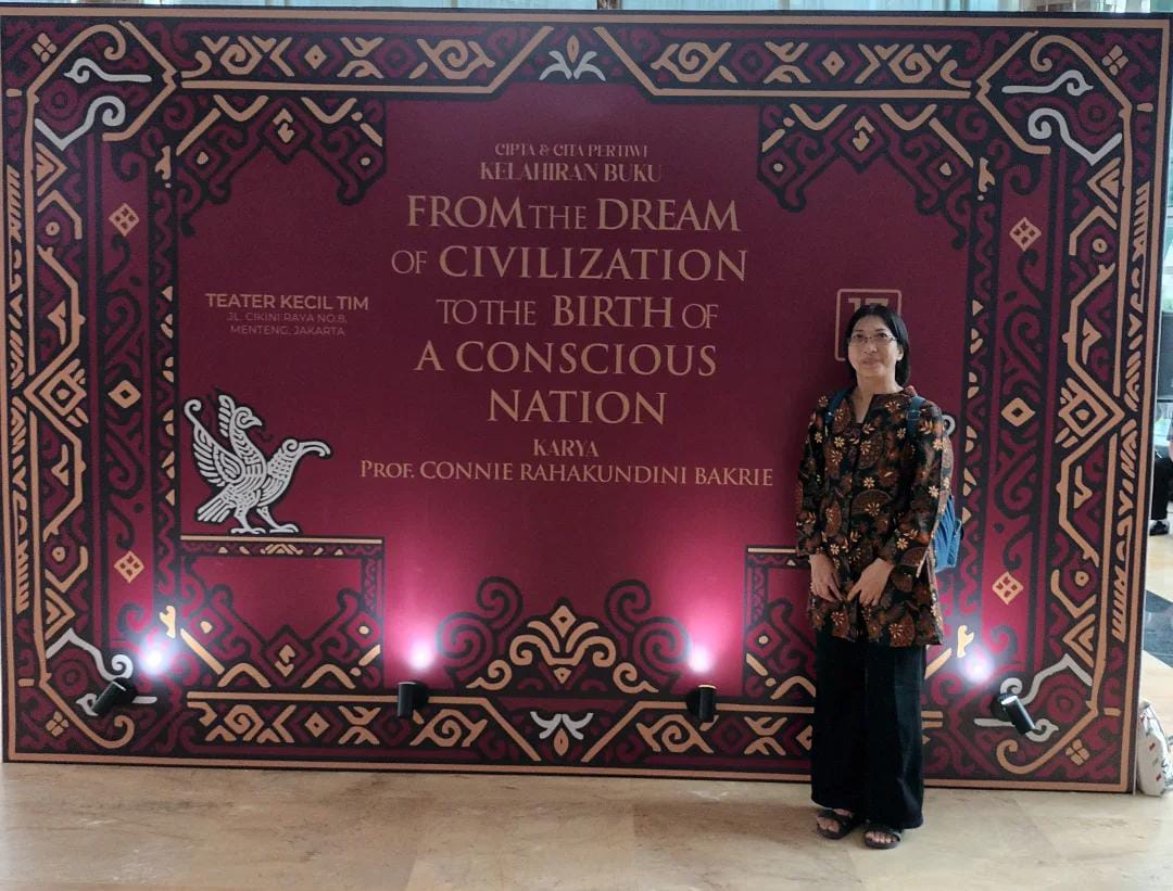 Karina Trihastuti salah seorang Pengunjung Ruang Diskusi Buku yang digelar di Taman Ismail Marjuki Jakarta 17/6/2025. ( Foto : IG Karina Trihastuti )
