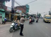 Anggota Polsek Ciampea Polres Bogor Gelar Pengaturan Lalu Lintas Pagi Hari untuk Ciptakan Kamseltibcarlantas