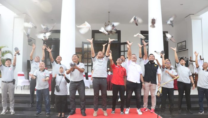 Ratusan Kicau Mania Meriahkan Lomba Burung Berkicau “Pakuan Bhayangkara” di Polrestabes Bandung