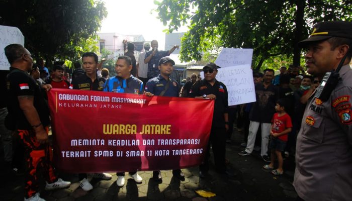 Warga Demo SMAN 11 Jatake, Protes SPMB Jalur Domisili yang Dinilai Merugikan