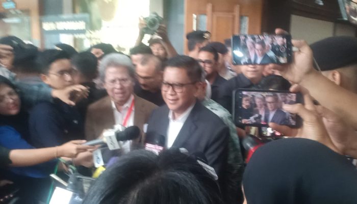 Pekikan Salam Perjuangan Merdeka, Hasto Kepalkan Tangan Usai Dituntut 7 Tahun Penjara